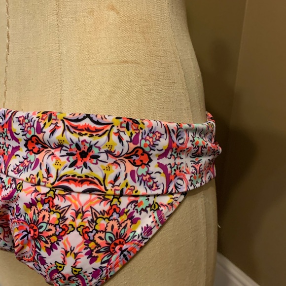 Victoria’s Secret bikini - Picture 10 of 12